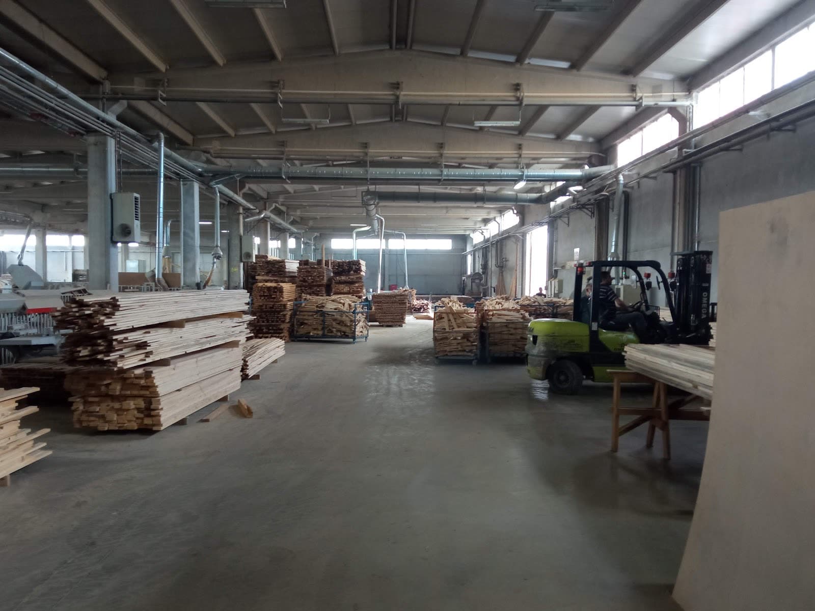 Sahra atölyesinde MDF panel stoğu