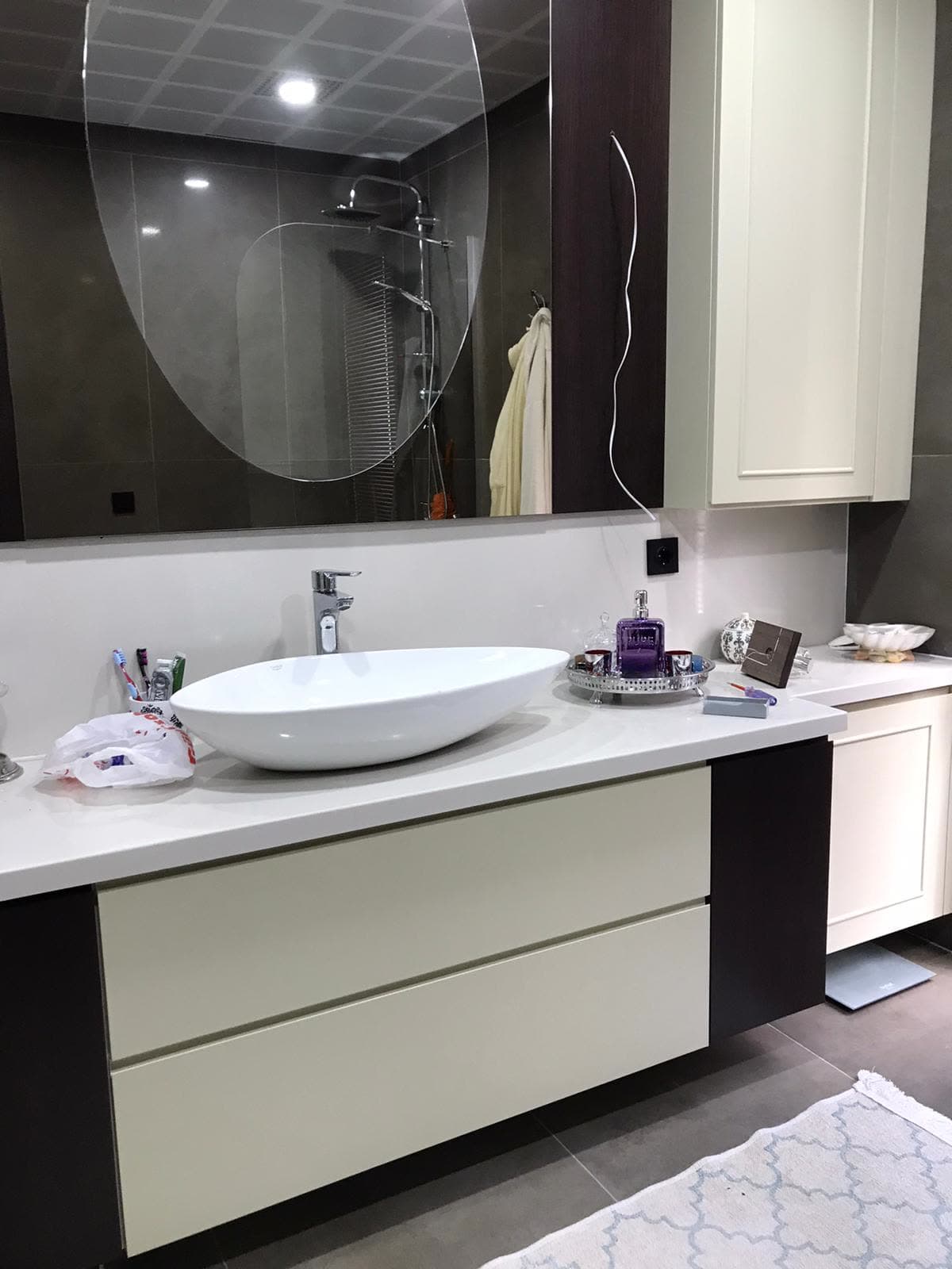 Geniş banyo lavabo dolabı ve ayna uygulaması