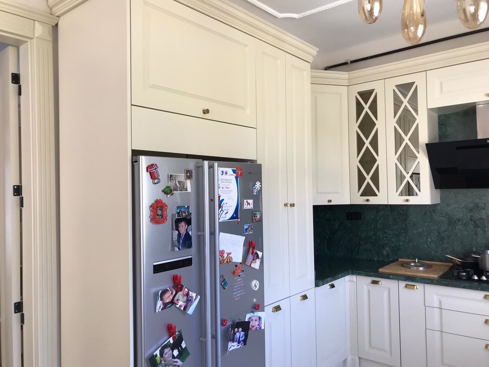 Cam kapaklı üst dolaplı beyaz mutfak
