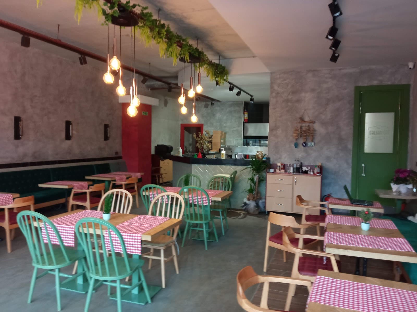 Kafe iç mekânı geniş açı: özel üretim oturma ve dolap sistemleri